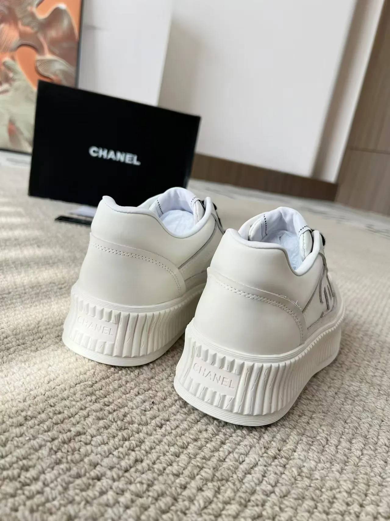 👟👟Ex-factory price 520👟👟 Thick-soled Chanel Chanel 24SF latest model full leather panda color white shoes casual sports shoes skateboard shoes original purchase and development production Xiaoxiang C Home Another super popular item in the counter, loved by Internet celebrity bloggers and sisters, and various praises on social platforms. It is extremely popular, has a high texture, is breathable and super spring and summer. Seeing this issue always arouses the inner desire of girls for fashion. The latest suede material, classic black and white color, full of fashionable feeling on the feet and easy to care for. Fabric: Original customized imported cowhide material. Lining: Customized soft sheepskin lining. Sole: Original molded TPU non-slip outsole. Bottom thickness: 4CM. Size: Women's size 35-40 (custom-made sizes 40 are non-refundable)